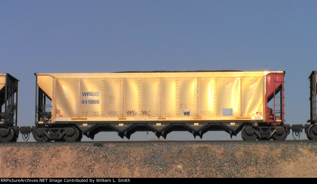 WB Unit Loaded Hooper Frt at Erie NV W-Pshr -55